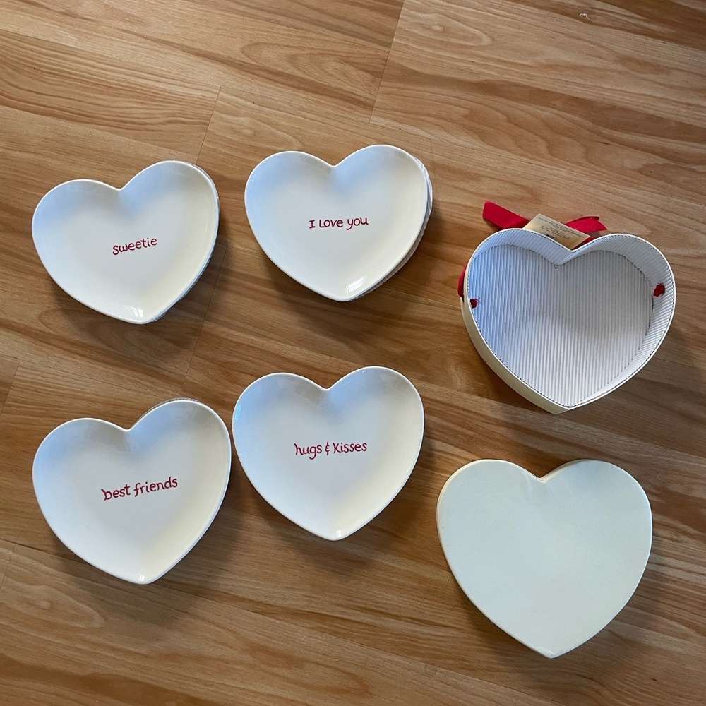 Brand New Rare Vintage Pottery Barn Kids Heart Shaped Valentine Plate Set of 4